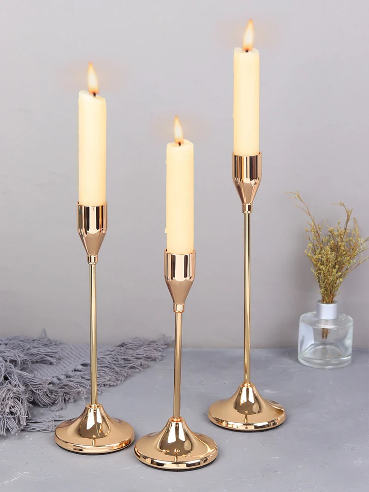 Castiçais em metal dourado